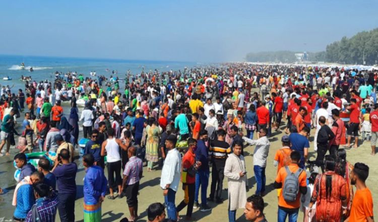 কক্সবাজারে পর্যটকদের ঢল, থাকা-খাওয়ায় ভোগান্তি